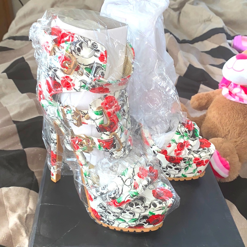 Skull 4in heels brand new